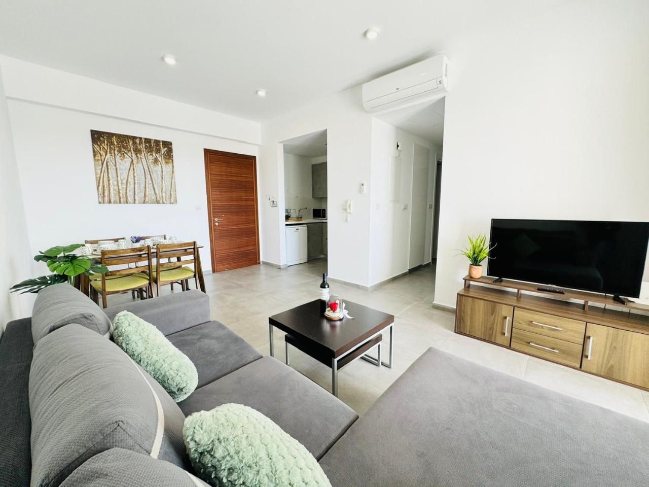 Sunny 2-bedroom - Pool, Gym & Balcony Views - Elysia Park- Center Апартаменты