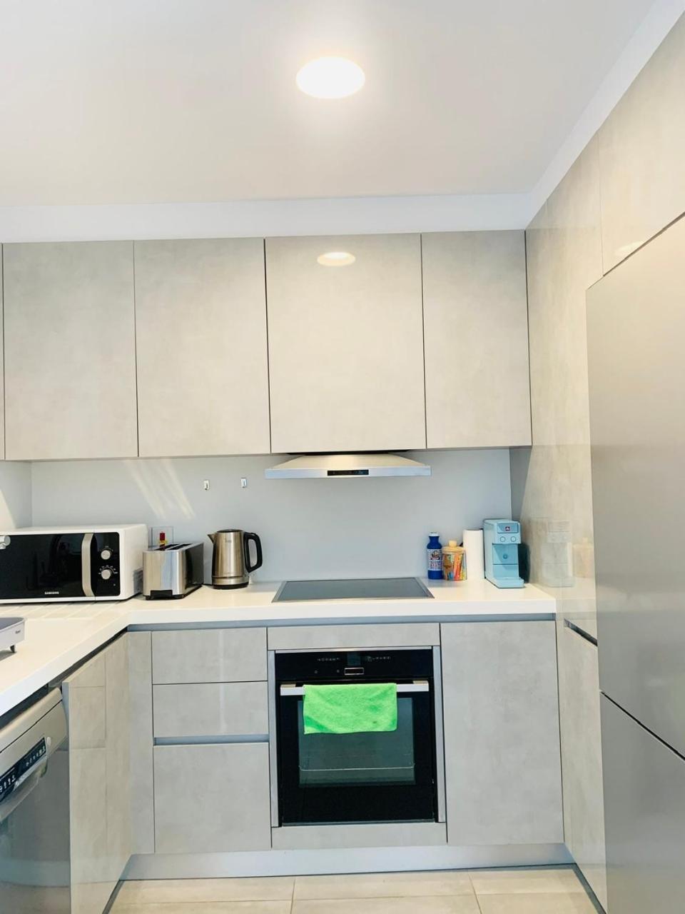 Sunny 2-bedroom - Pool, Gym & Balcony Views - Elysia Park- Center Апартаменты *