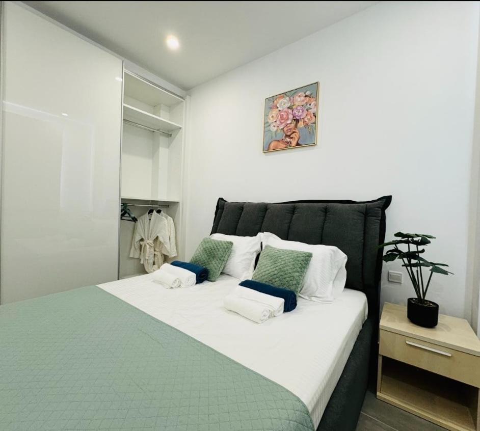 Апартаменты Sunny 2-bedroom - Pool, Gym & Balcony Views - Elysia Park- Center Пафос
