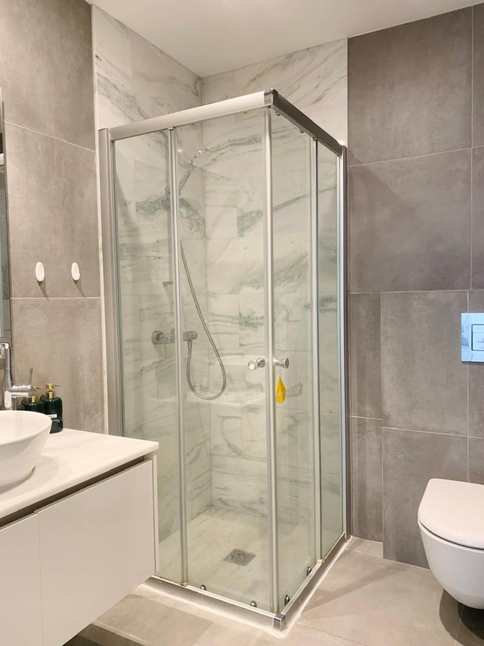 Sunny 2-bedroom - Pool, Gym & Balcony Views - Elysia Park- Center Апартаменты