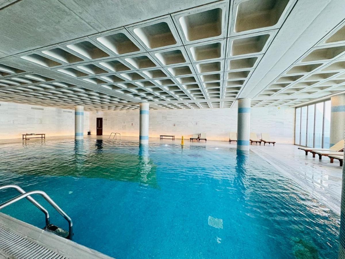 Sunny 2-bedroom - Pool, Gym & Balcony Views - Elysia Park- Center Апартаменты Пафос