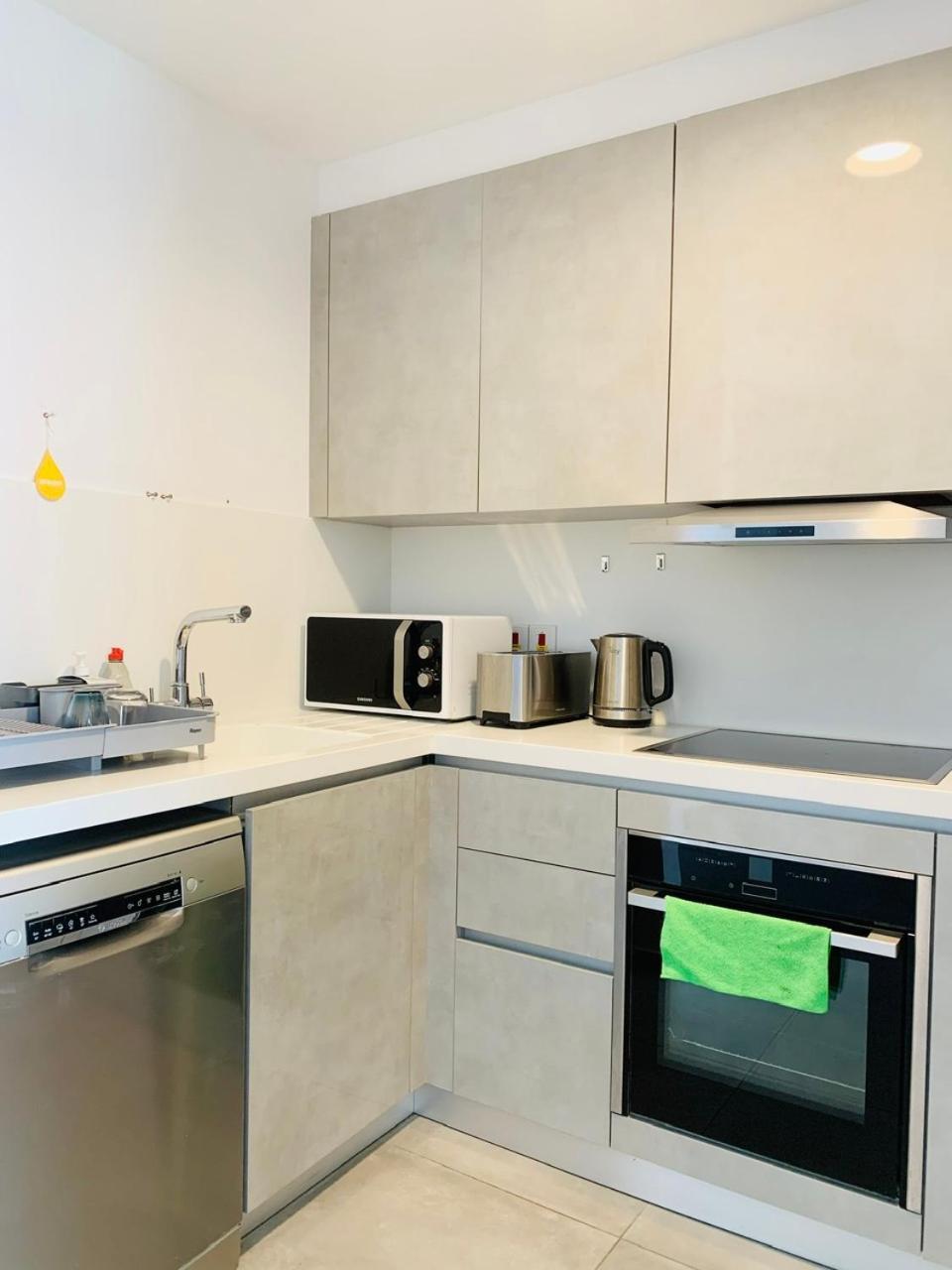Апартаменты Sunny 2-bedroom - Pool, Gym & Balcony Views - Elysia Park- Center Пафос