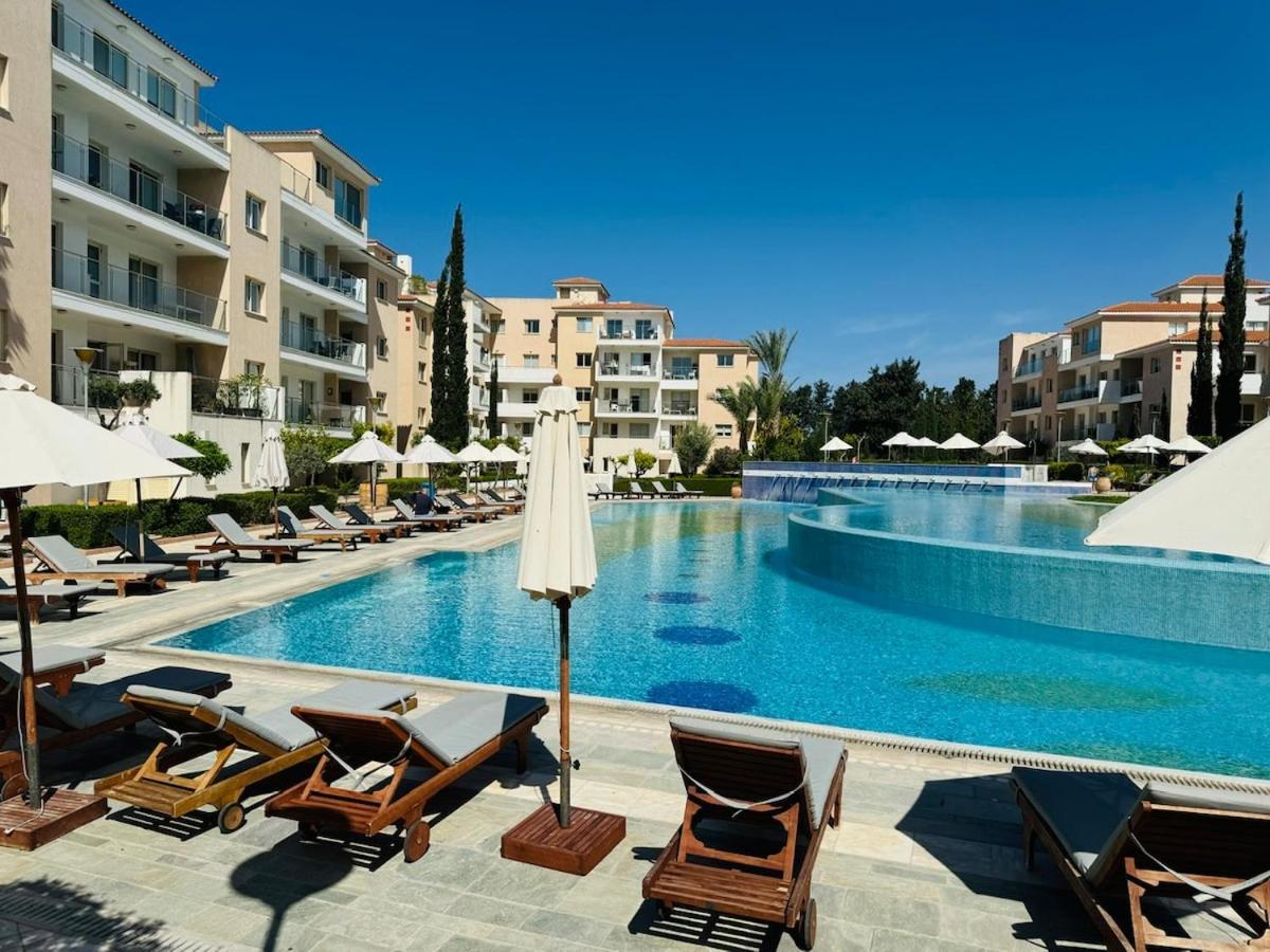 Sunny 2-bedroom - Pool, Gym & Balcony Views - Elysia Park- Center Пафос