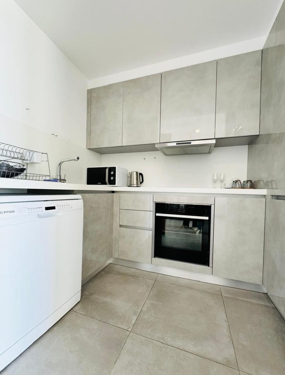 Sunny 2-bedroom - Pool, Gym & Balcony Views - Elysia Park- Center Пафос