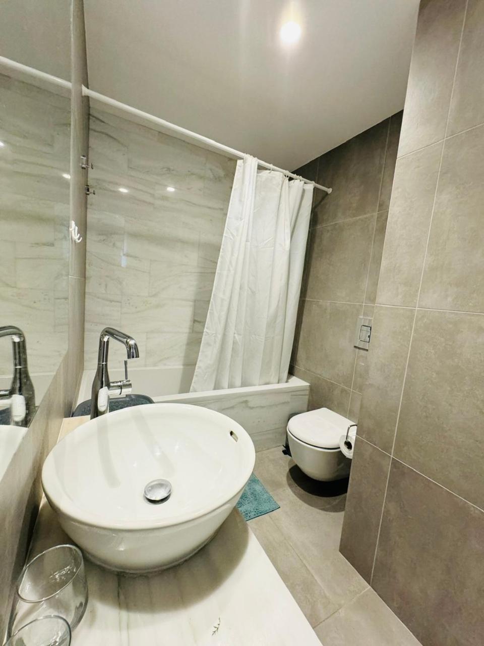 Sunny 2-bedroom - Pool, Gym & Balcony Views - Elysia Park- Center Апартаменты